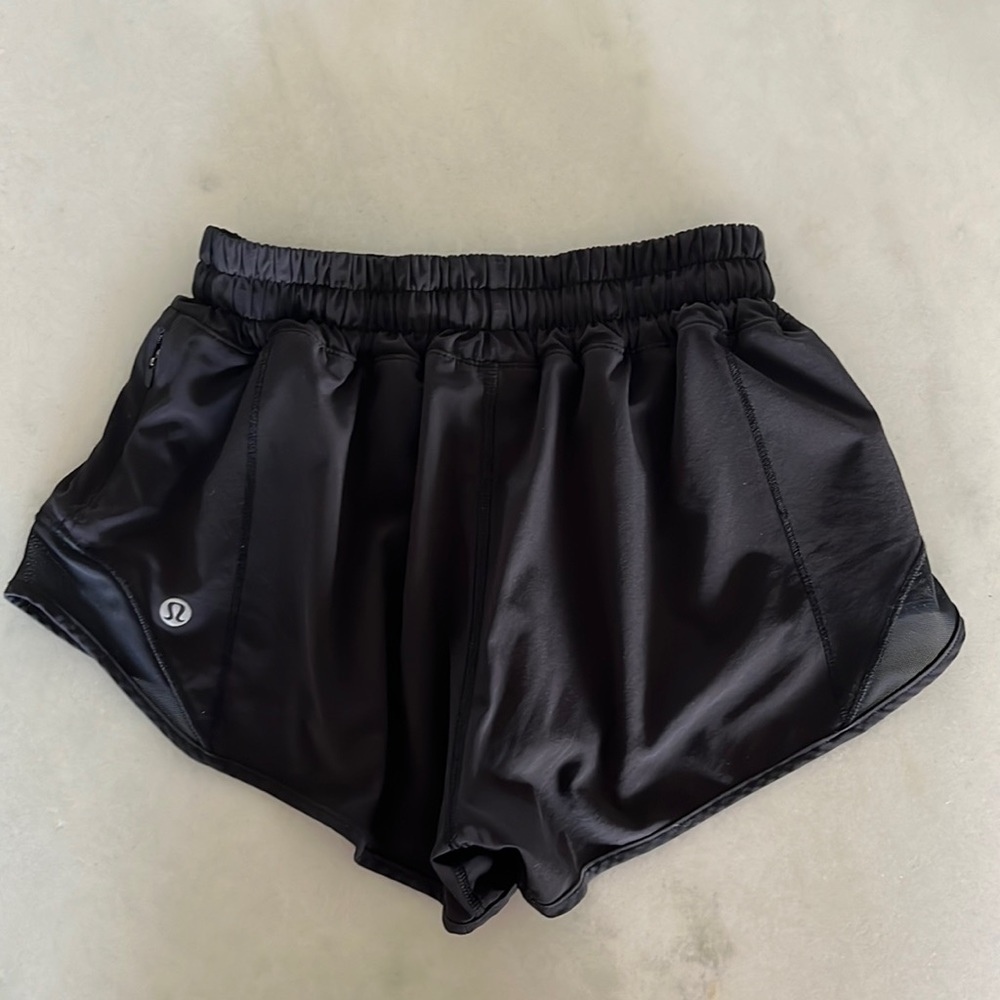 Lululemon women shorts, tag & lining cut out, size 0 black, 2.5, like new